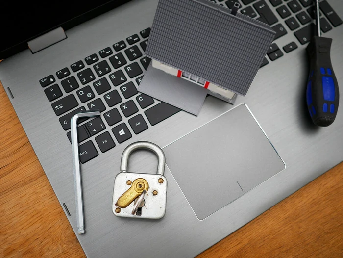 Laptop_Schloss_Schraubenschl&uuml;ssel_4516173-cs.jpg