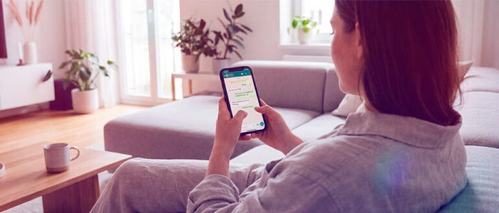 Frau_Smartphone_Whatsapp_Gemini_Topnews.jpg (Bild: KI-generiert/Gemini) Frau_Smartphone_Whatsapp_Gemini_Topnews.jpg (Bild: KI-generiert/Gemini)