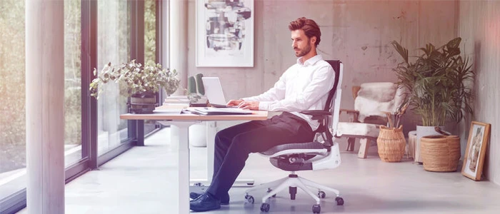 Mann am Schreibtisch im mordernen Haus_Midjourney_Topnews.jpg (Bild: KI-generiert/Midjourney)