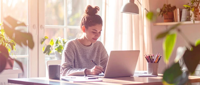 Studentin arbeitet zuhause_Firefly_Topnews.jpg (Bild: KI-generiert/Adobe Firefly)