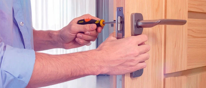 Mann mit Schraubendreher an Wohnungst&uuml;r_Firefly_Topnews.jpg (Bild: KI-generiert/Adobe Firefly)