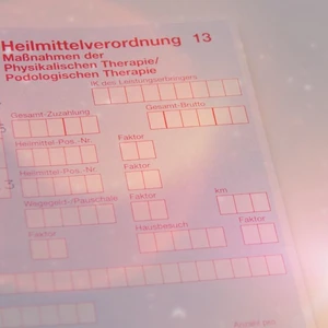 Nahaufnahme der R&uuml;ckseite des &auml;rztlichen Verordnungsformulars Muster 13 f&uuml;r Ma&szlig;nahmen der Physikalischen Therapie mit leeren Feldern f&uuml;r Abrechnungspositionen, Hausbesuch und Zuzahlung.