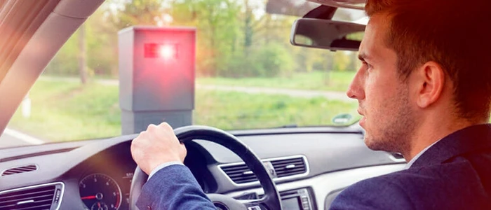 Autofahrer_wird_geblitzt_Gemini_Topnews.jpg (Bild: KI-generiert/Gemini) Autofahrer_wird_geblitzt_Gemini_Topnews.jpg (Bild: KI-generiert/Gemini)